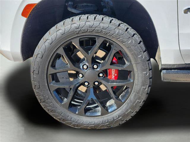 Used 2024 GMC Yukon AT4 w/ Technology Package AWD/4WD image 9