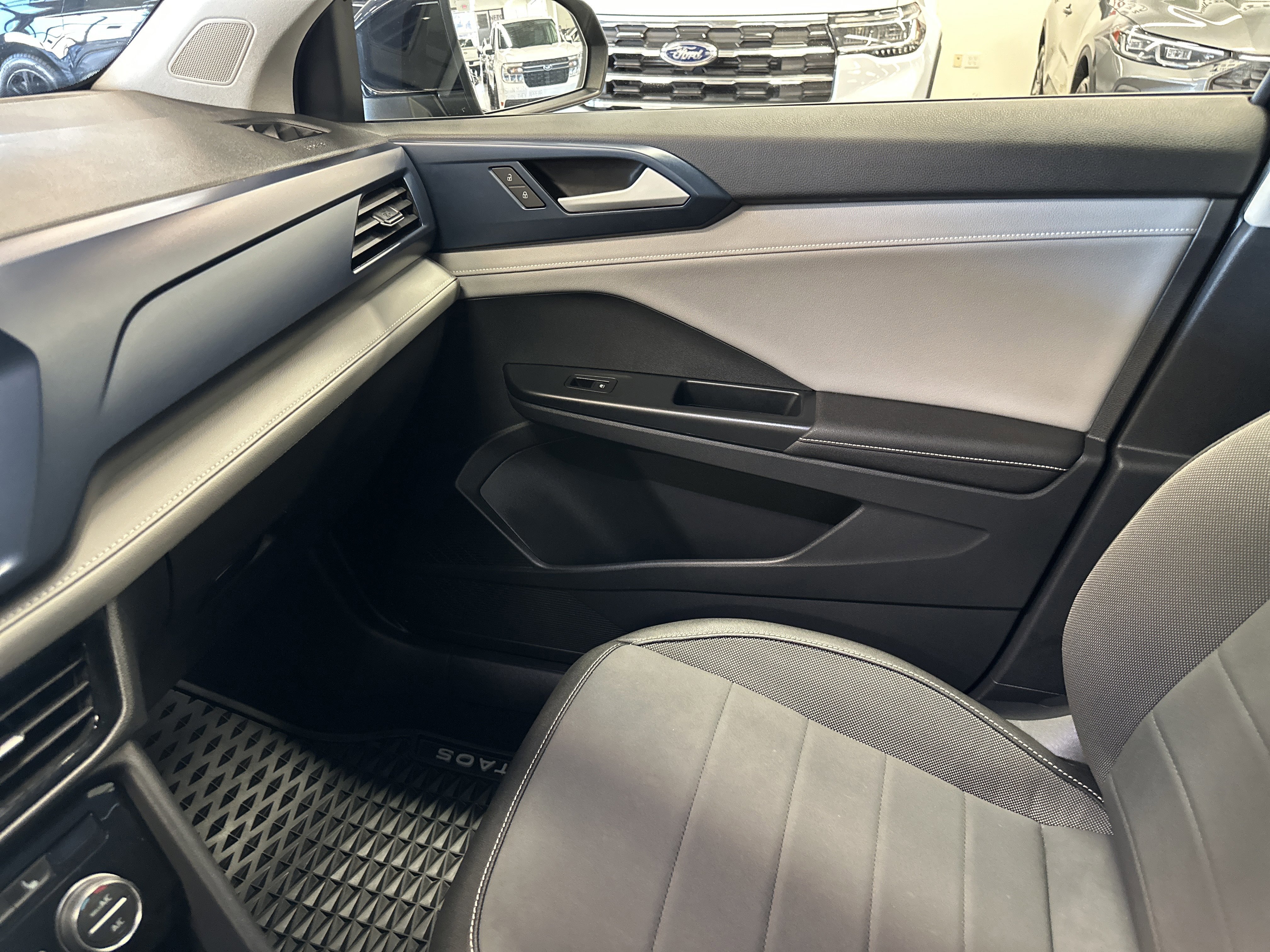 Used 2024 Volkswagen Taos SE image 25