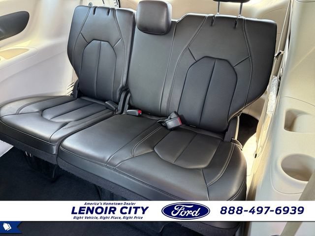 Used 2023 Chrysler Pacifica Touring-L FWD image 12