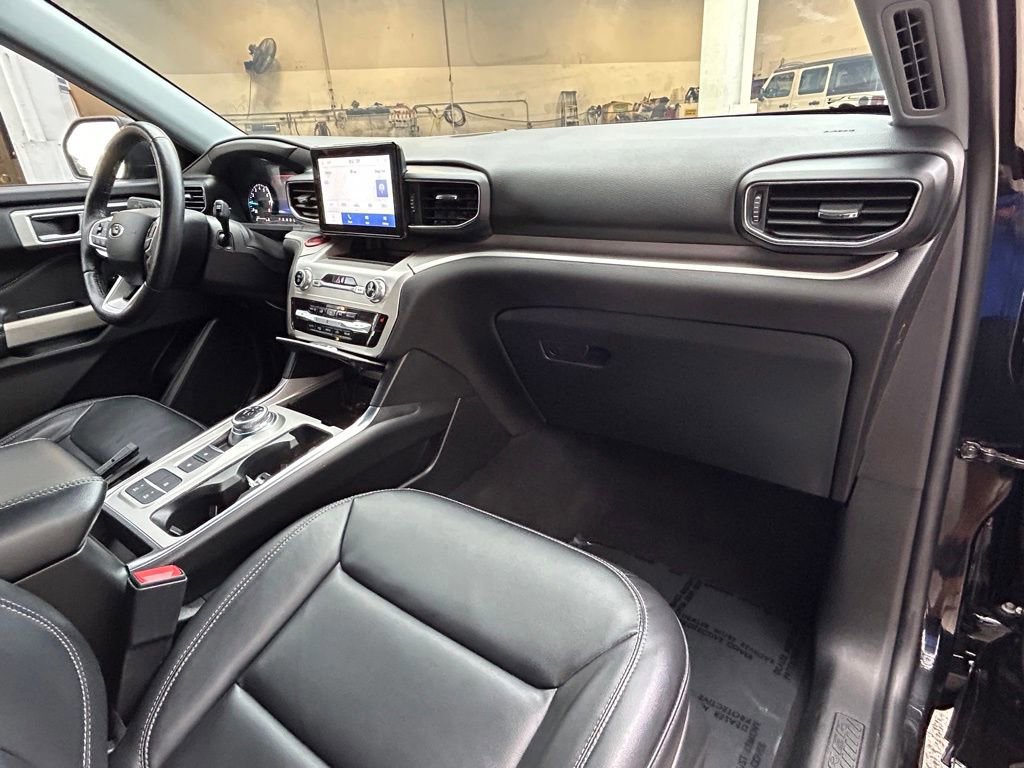 Certified 2022 Ford Explorer XLT w/ Equipment Group 202A RWD image 24