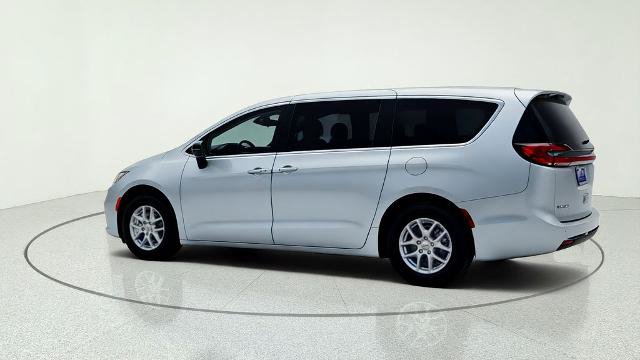 Used 2024 Chrysler Pacifica Touring-L FWD image 5