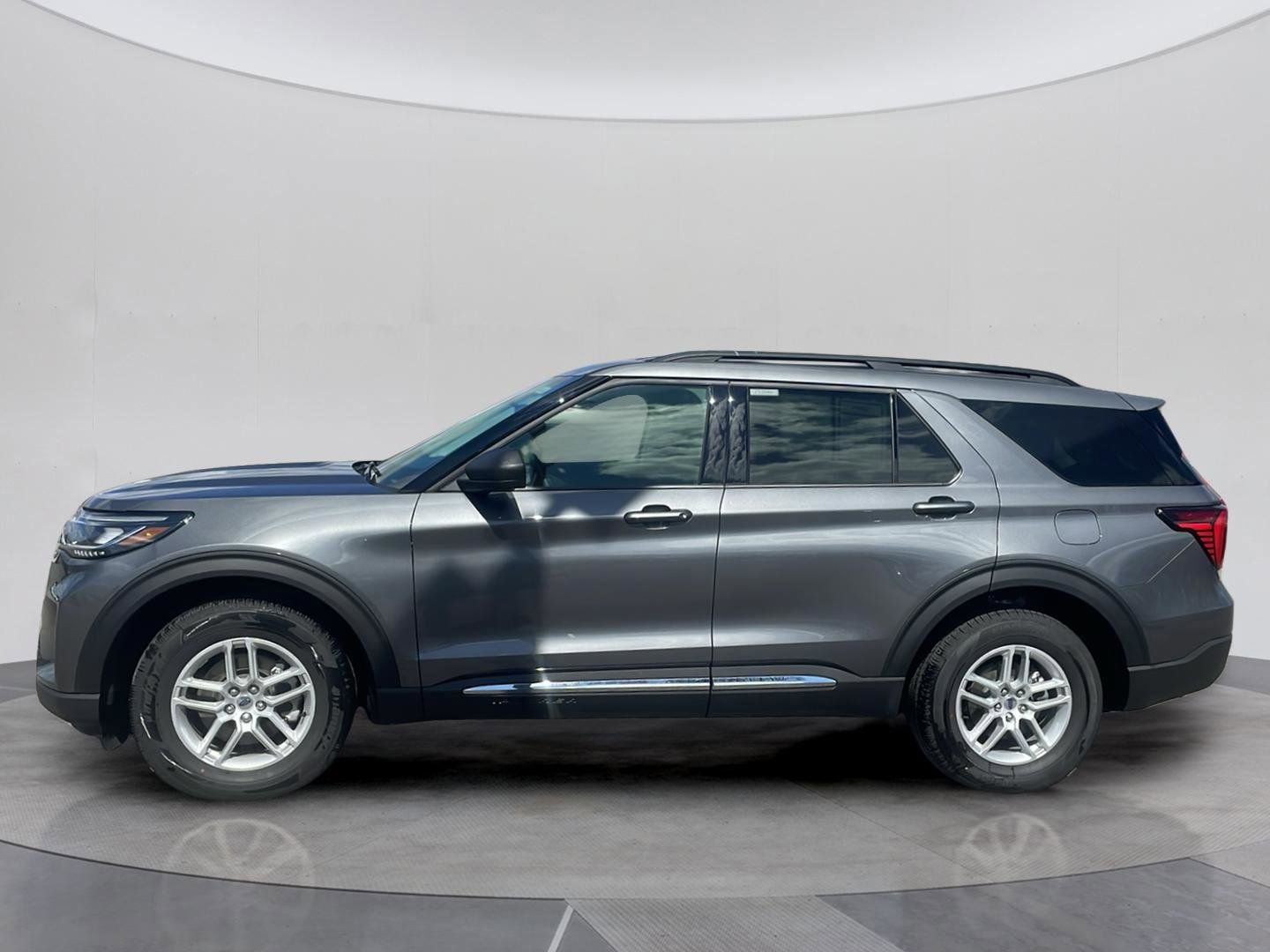 Certified 2025 Ford Explorer Active AWD/4WD image 2