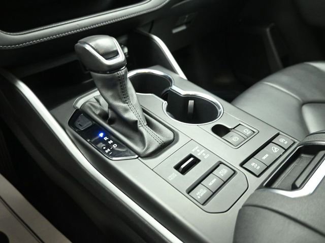 Used 2021 Toyota Highlander XLE AWD/4WD image 30