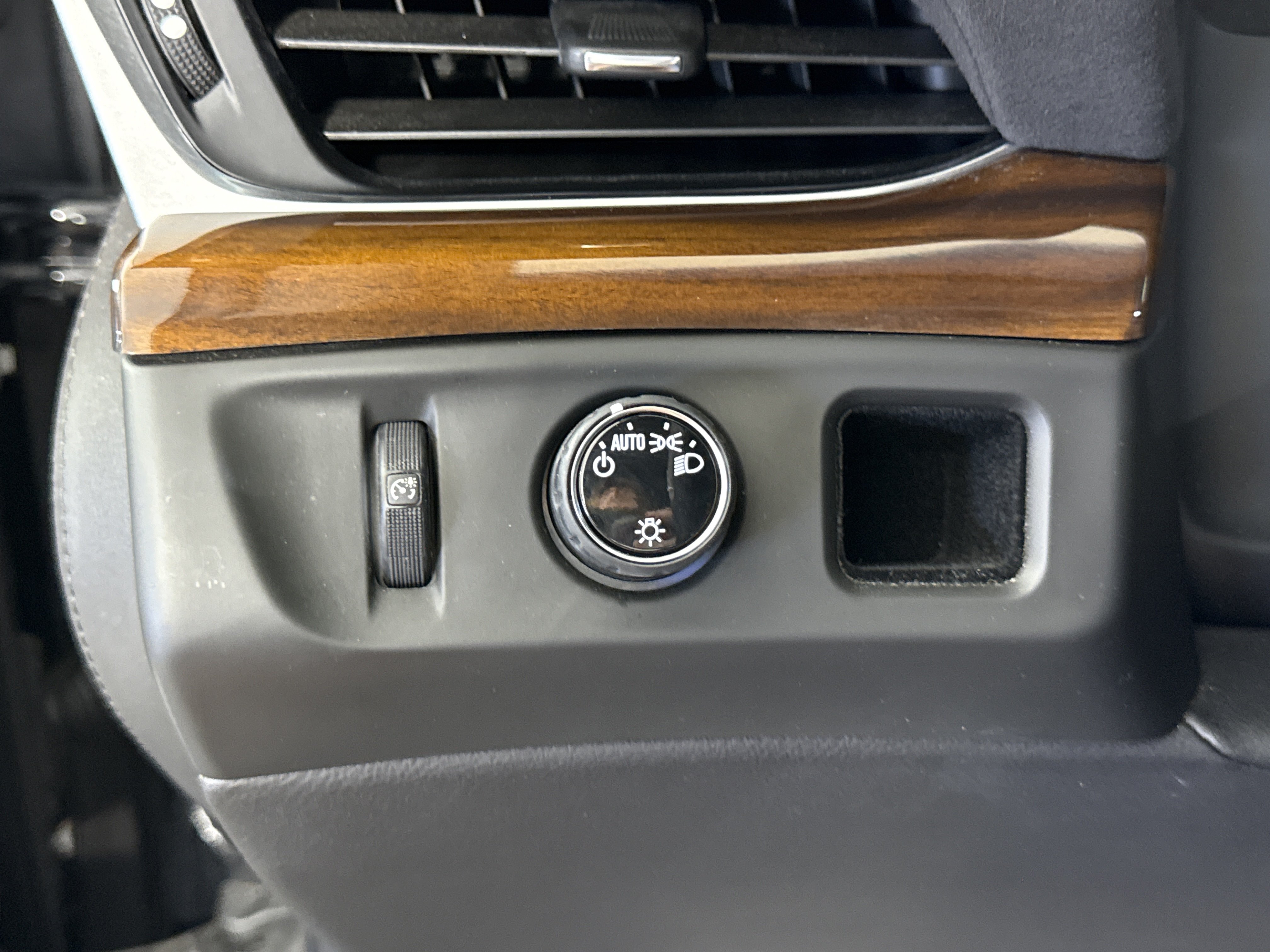 Used 2020 Cadillac Escalade Luxury RWD image 24