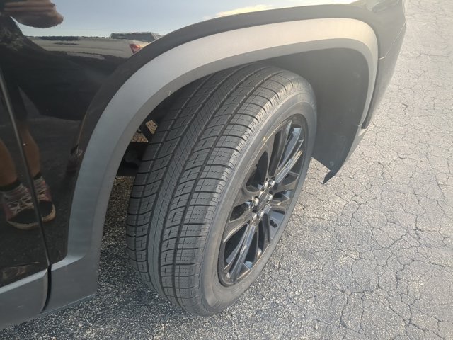 Used 2023 GMC Acadia SLE w/ Driver Convenience Package FWD image 12