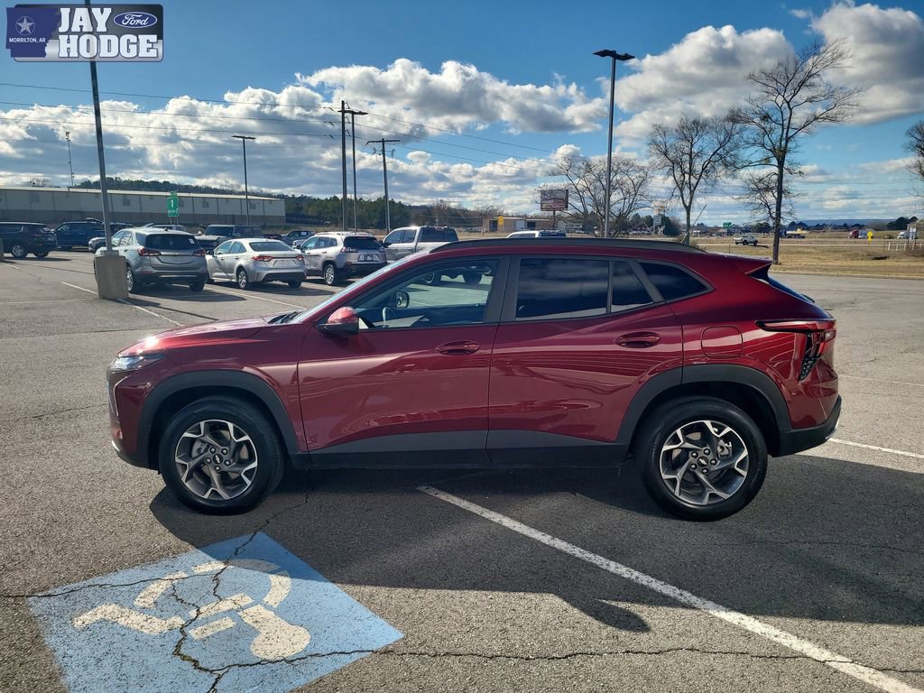 Used 2025 Chevrolet Trax LT w/ LT Convenience Package image 6