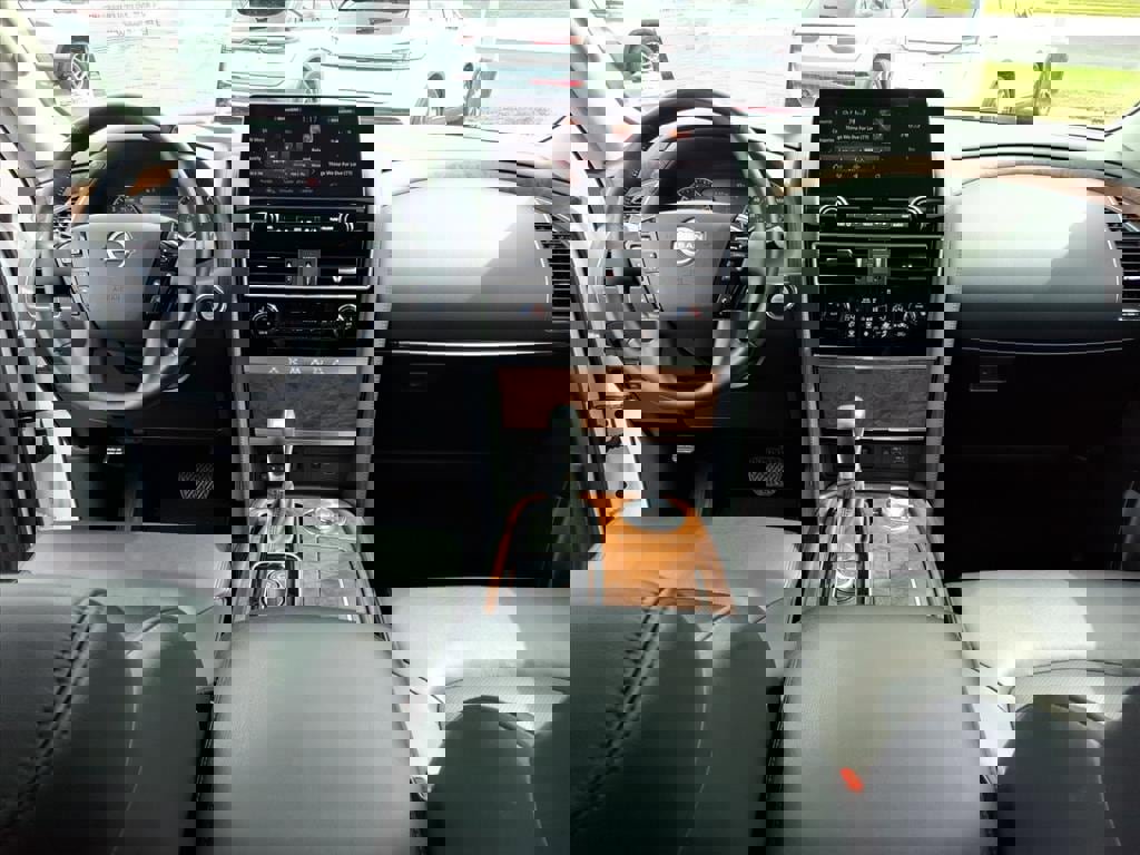 Used 2024 Nissan Armada SL w/ Captain's Chairs Package image 10