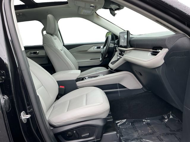 Certified 2025 Ford Explorer Active w/ Active Comfort Package AWD/4WD image 17