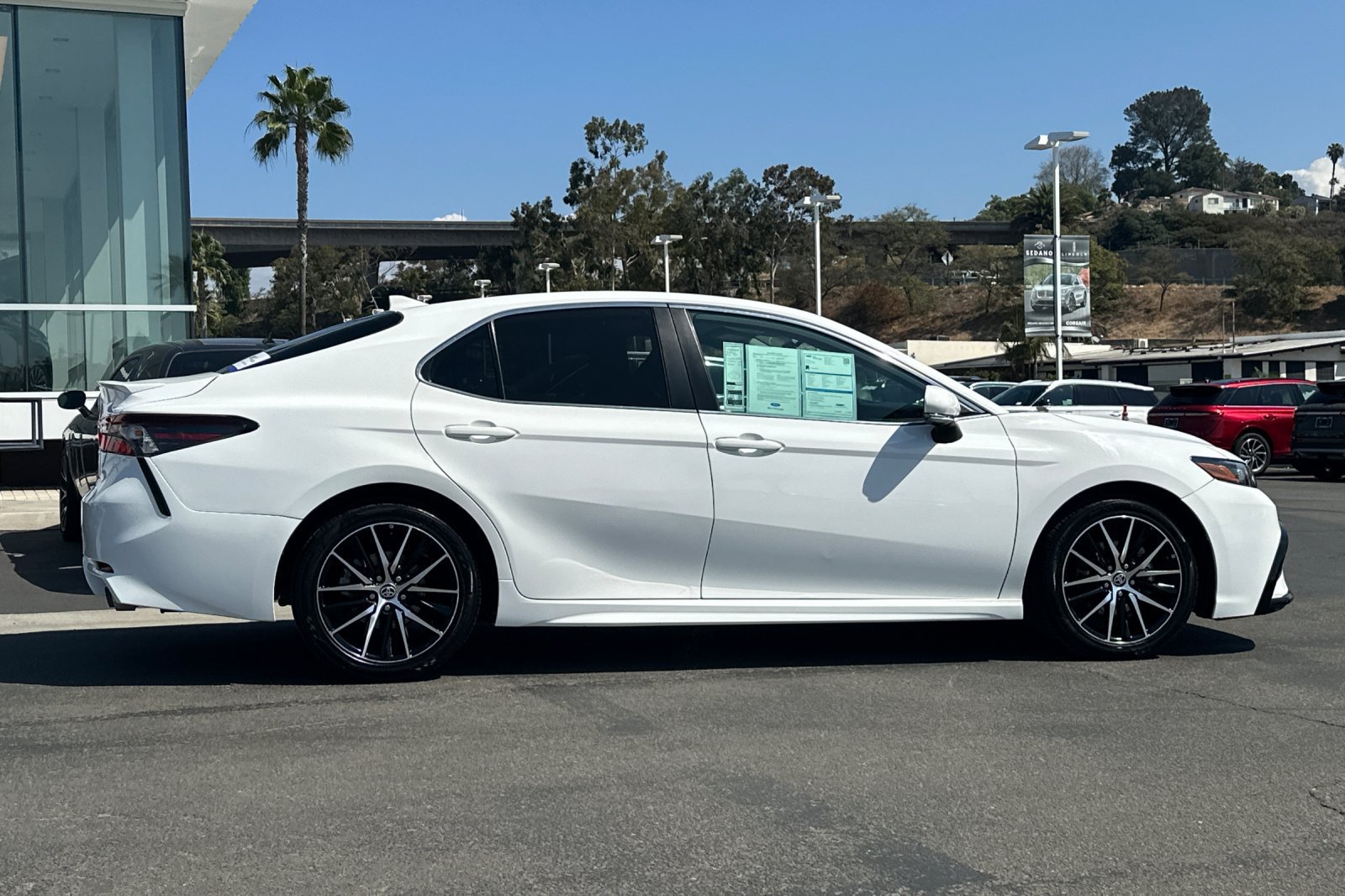 Used 2022 Toyota Camry SE w/ Carpet Mat Package (TMS) FWD image 2