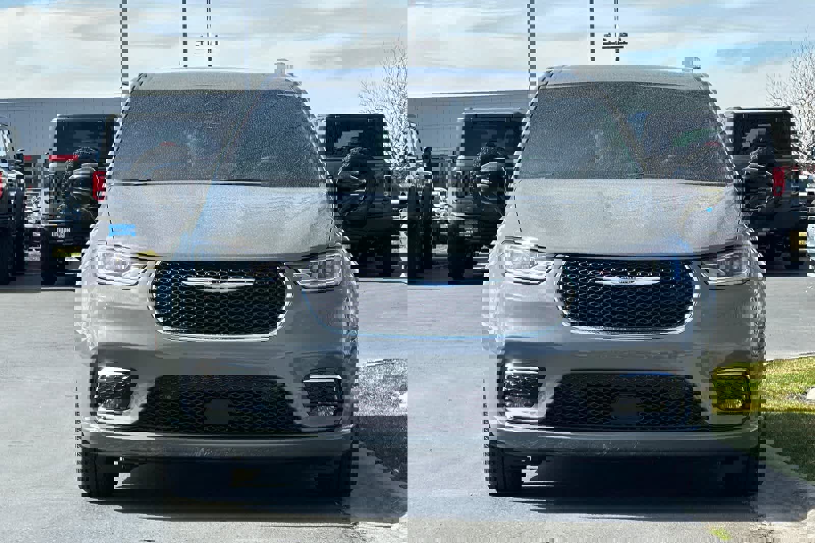 Used 2025 Chrysler Pacifica Select w/ Uconnect Theater Family Group image 8