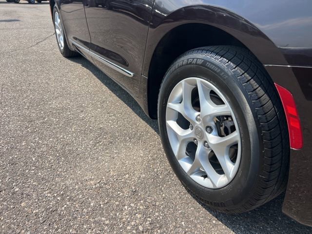 Used 2017 Chrysler Pacifica Touring-L w/ Tire & Wheel Group FWD image 25