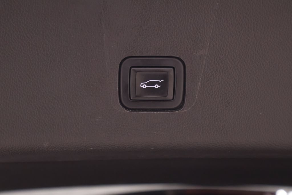 Used 2020 Chevrolet Traverse LT w/ LPO, Floor Liner Package AWD/4WD image 39