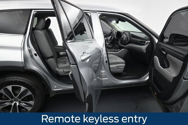 Used 2022 Toyota Highlander XLE AWD/4WD image 13