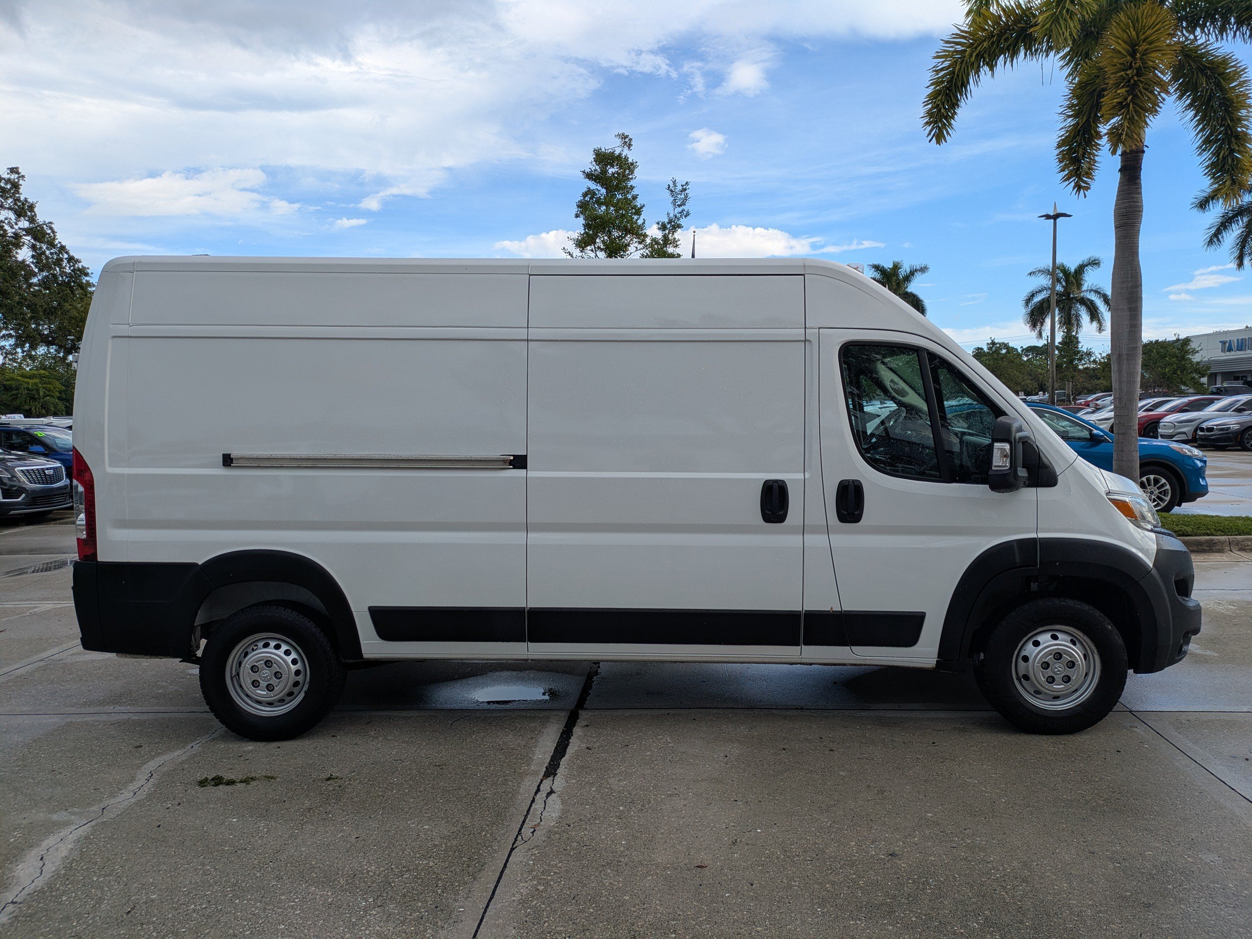 Used 2024 RAM ProMaster 2500 w/ Convenience Group FWD image 3