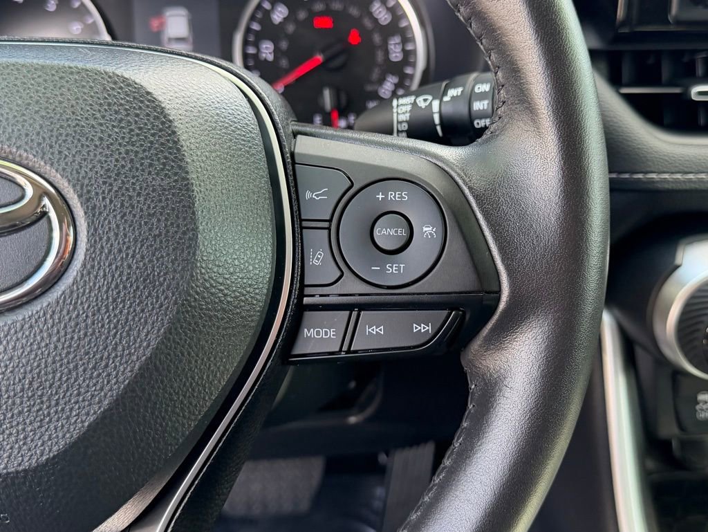 Used 2022 Toyota RAV4 XLE Premium image 23