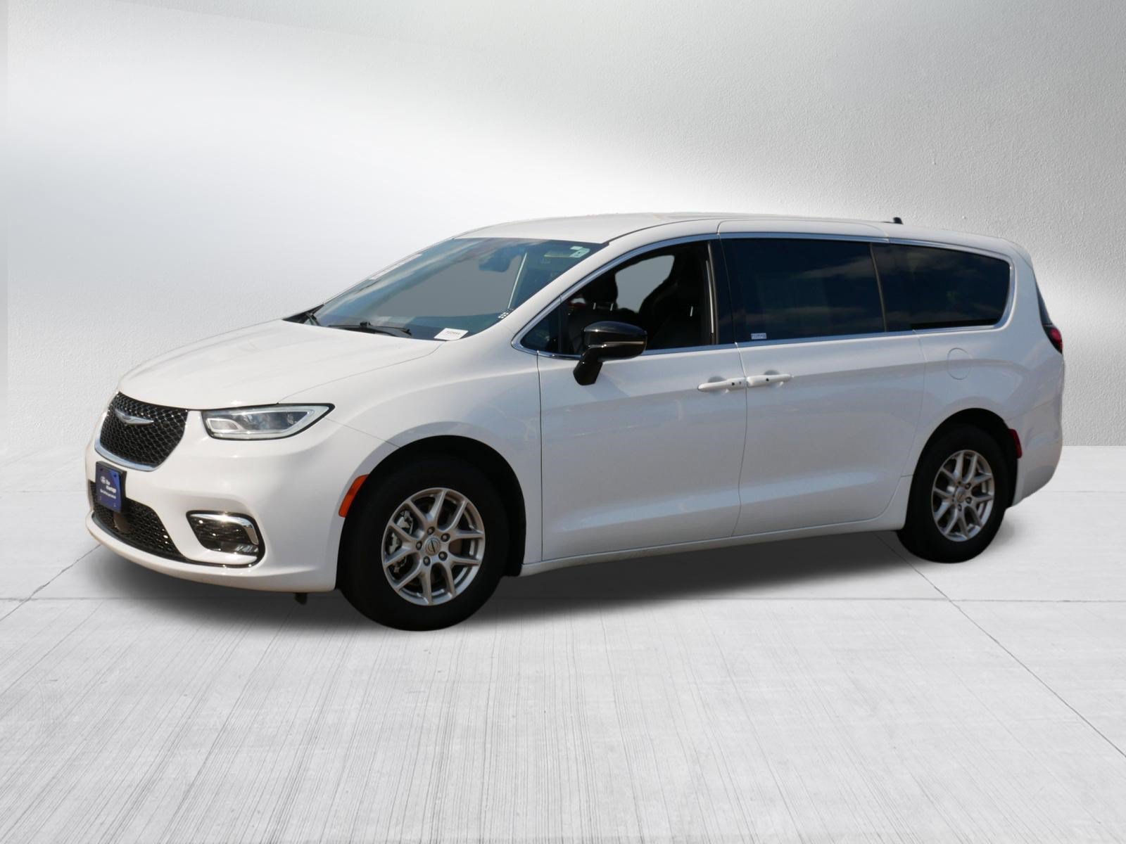 Used 2025 Chrysler Pacifica Select FWD image 3