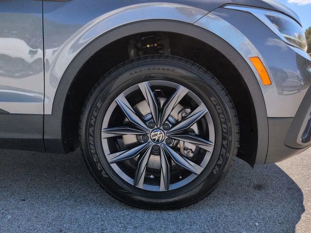 Used 2023 Volkswagen Tiguan SE w/ Panoramic Sunroof Package image 11