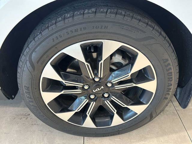 Used 2024 Kia Carnival EX image 31