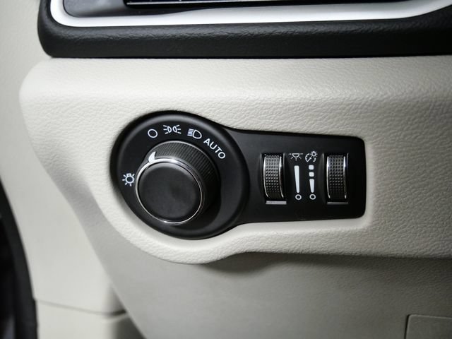 Used 2022 Chrysler Voyager LX FWD image 21