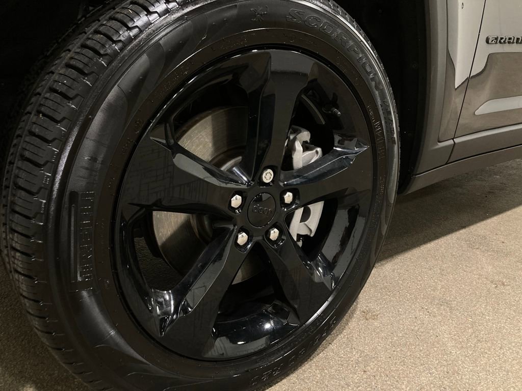 Used 2025 Jeep Grand Cherokee L Limited w/ Black Appearance Package image 14