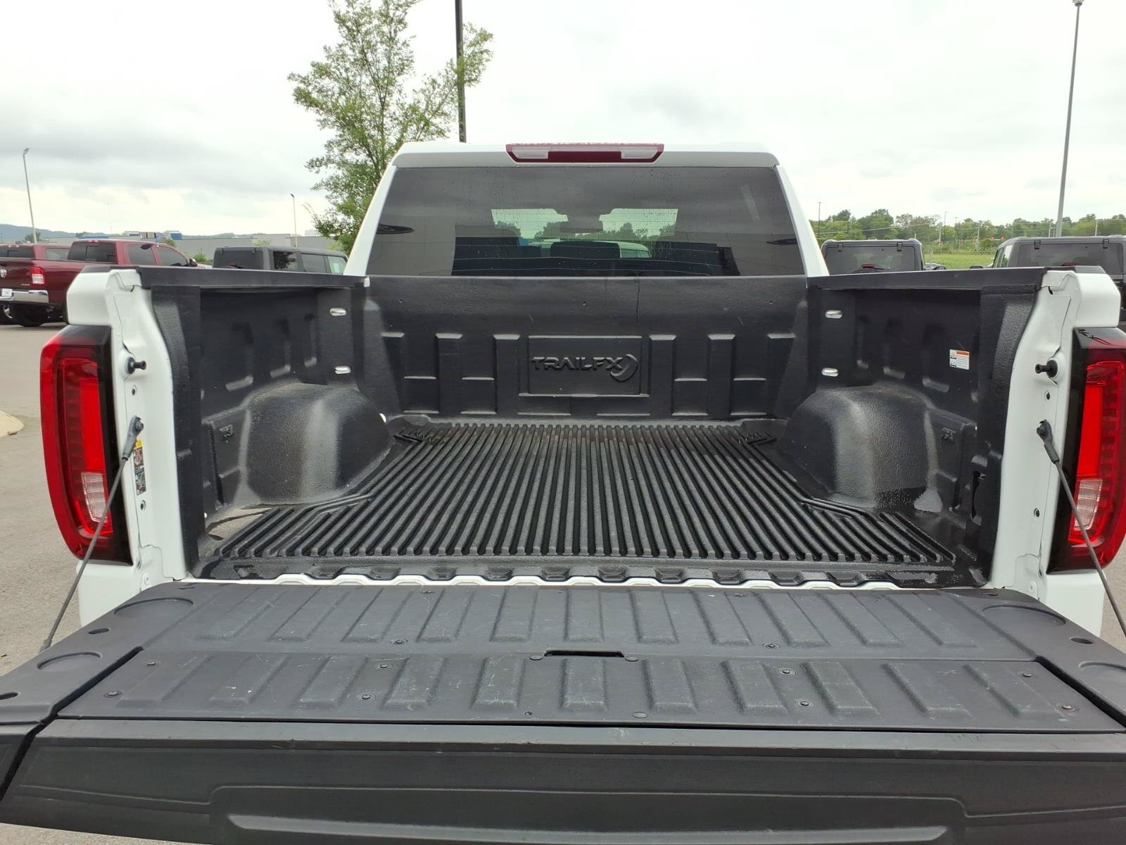 Used 2025 GMC Sierra 1500 SLT AWD/4WD image 16