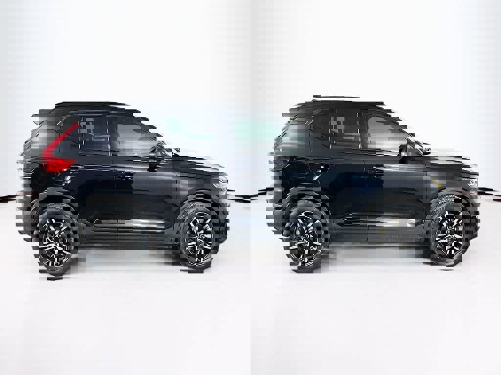 Used 2023 Volvo XC40 B5 Plus image 24