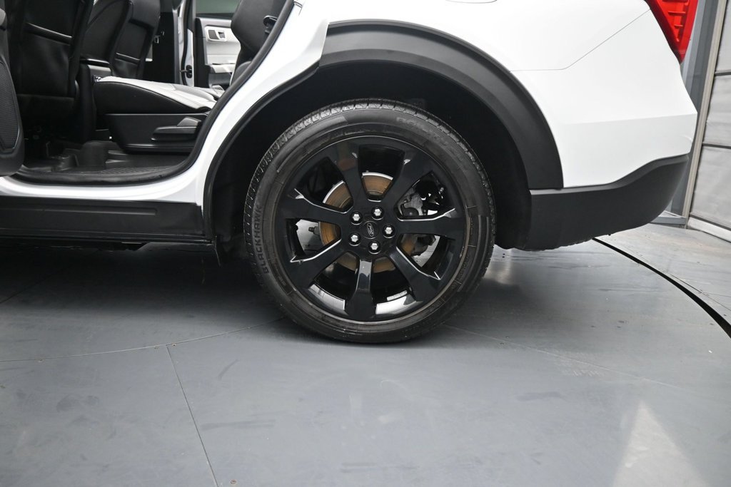 Certified 2021 Ford Explorer XLT w/ Equipment Group 202A RWD image 17