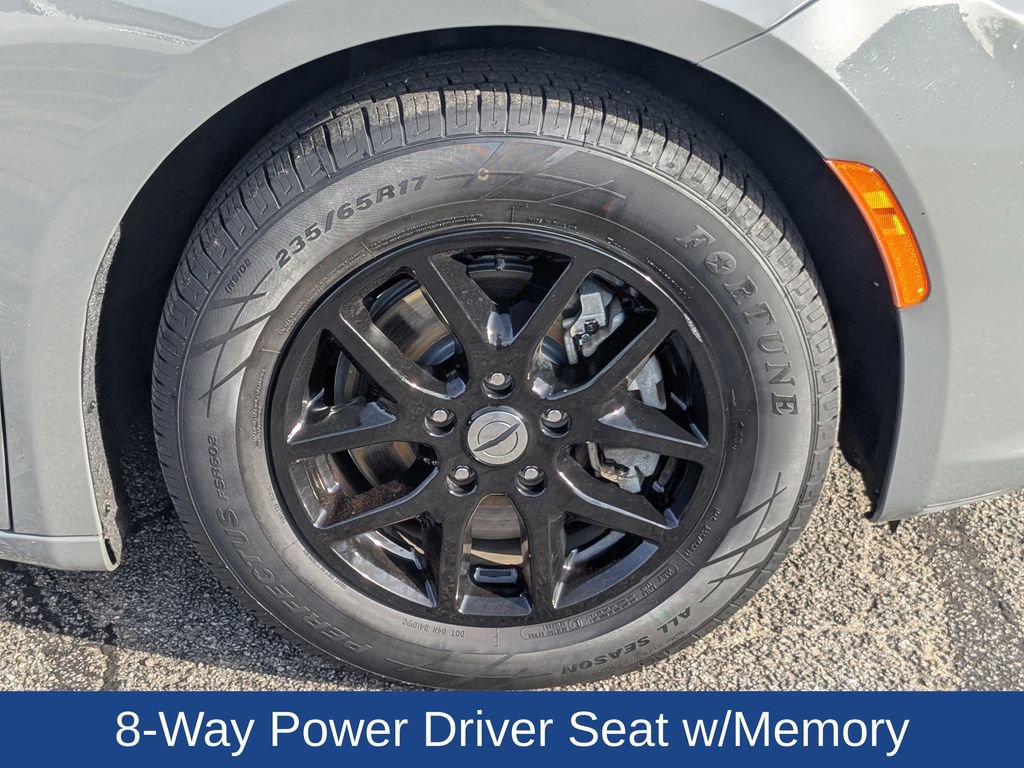 Used 2022 Chrysler Pacifica Touring-L image 12