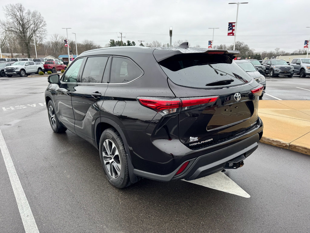 Used 2022 Toyota Highlander XLE AWD/4WD image 3
