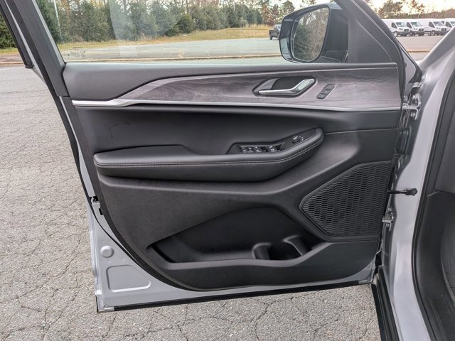 Used 2025 Jeep Grand Cherokee Limited w/ Black Appearance Package image 12