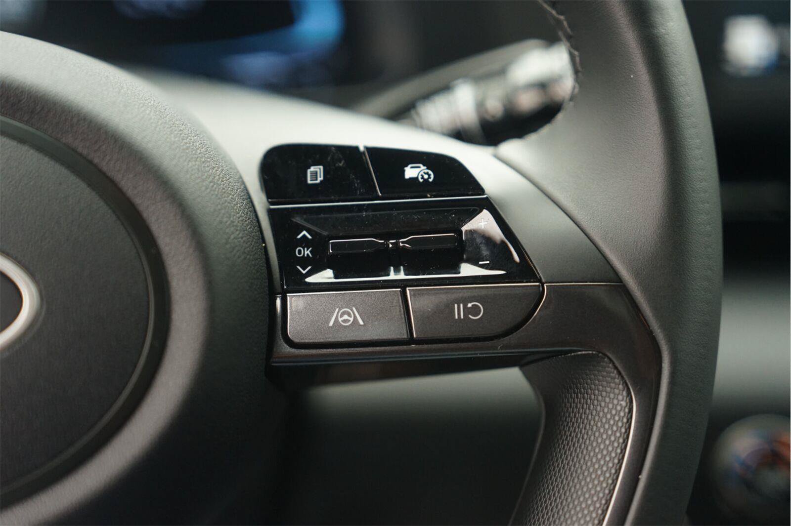 Used 2025 Hyundai Elantra Sport FWD image 23