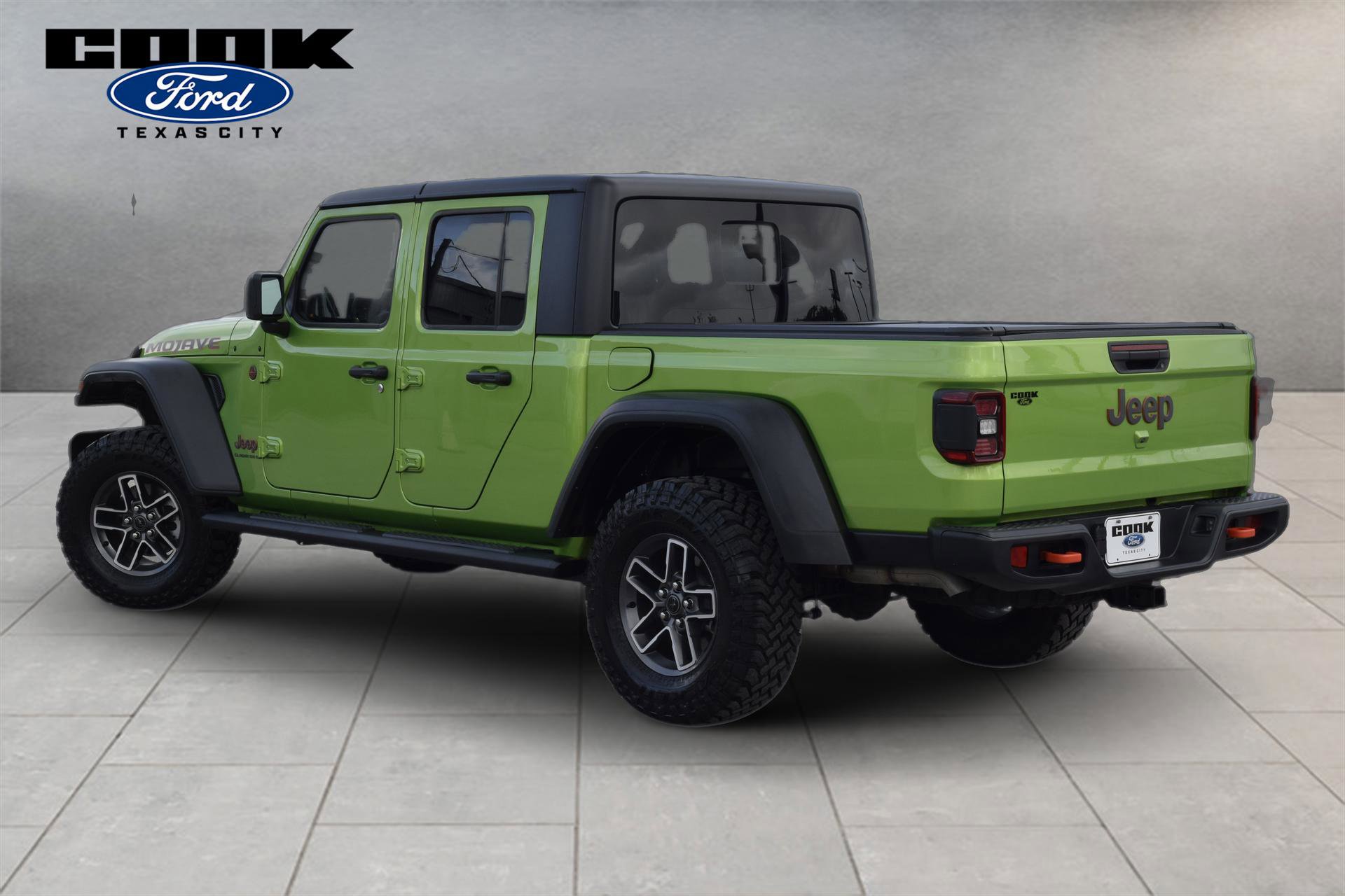 Used 2025 Jeep Gladiator Mojave w/ Convenience Group AWD/4WD image 4
