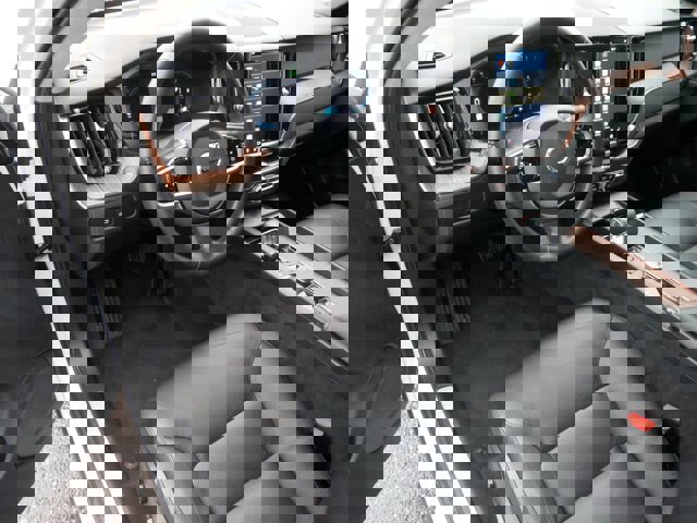 Used 2023 Volvo XC60 B5 Plus image 12