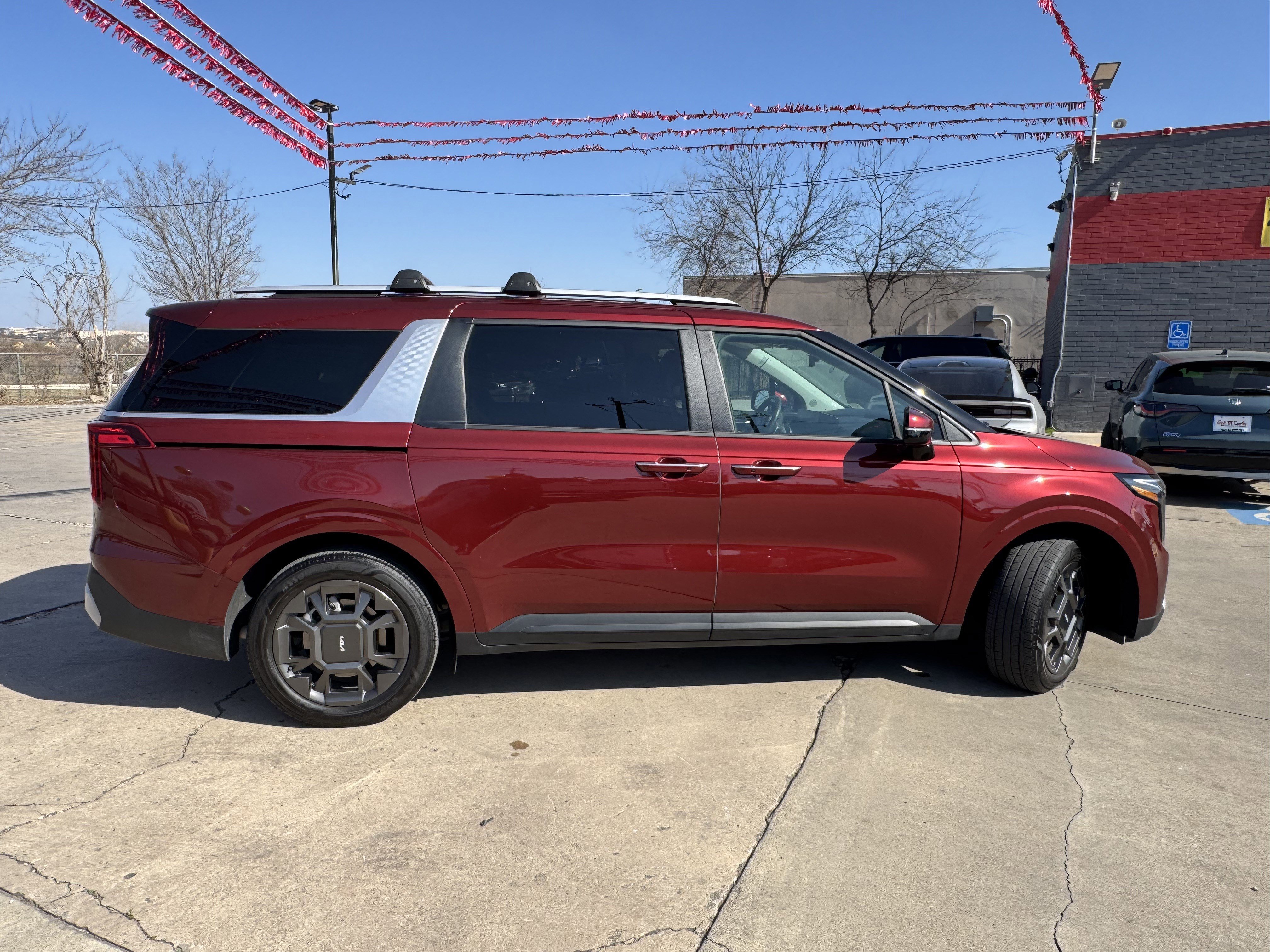 Used 2025 Kia Carnival EX image 3