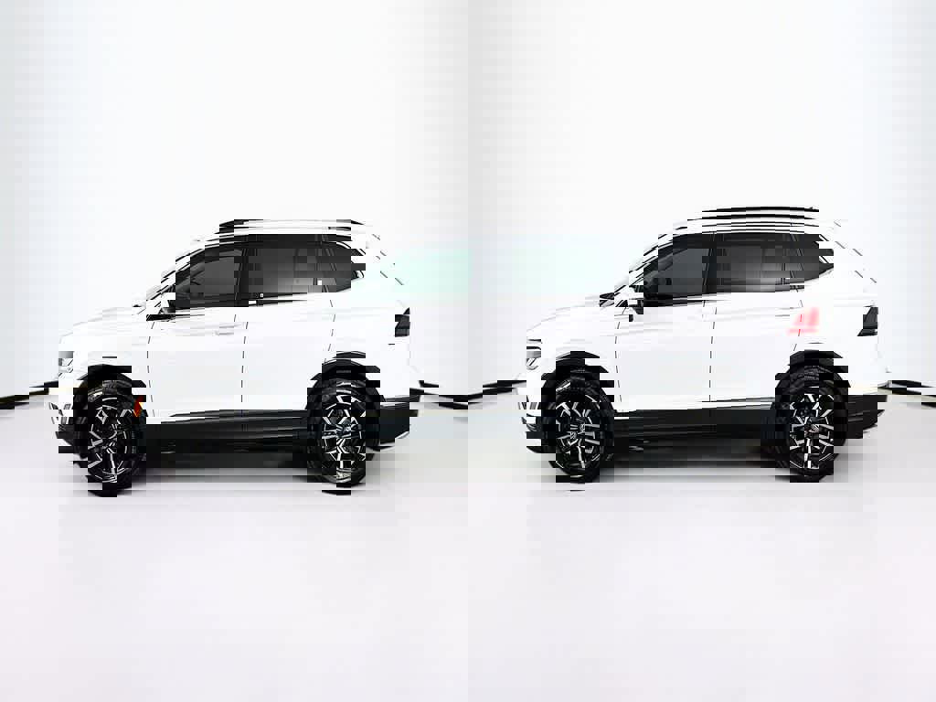 Used 2021 Volkswagen Tiguan SE image 2