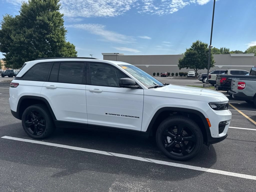 Used 2023 Jeep Grand Cherokee Limited w/ Luxury Tech Group II AWD/4WD image 4