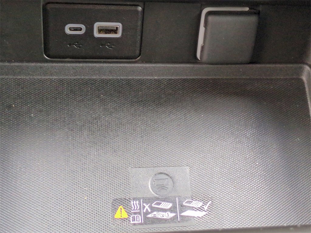 Used 2024 GMC Yukon SLT w/ SLT Luxury Package image 22