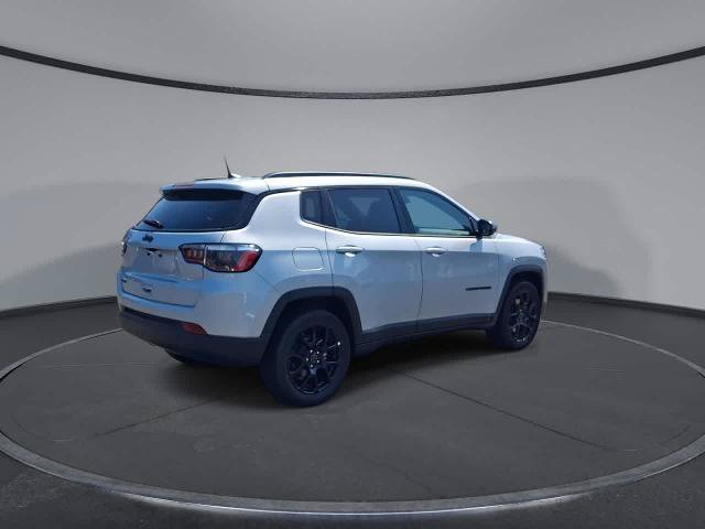 Used 2025 Jeep Compass Latitude w/ Convenience Group AWD/4WD image 8