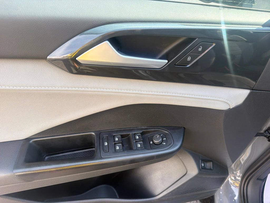 Used 2022 Volkswagen Taos SEL w/ Panoramic Sunroof Package AWD/4WD image 25