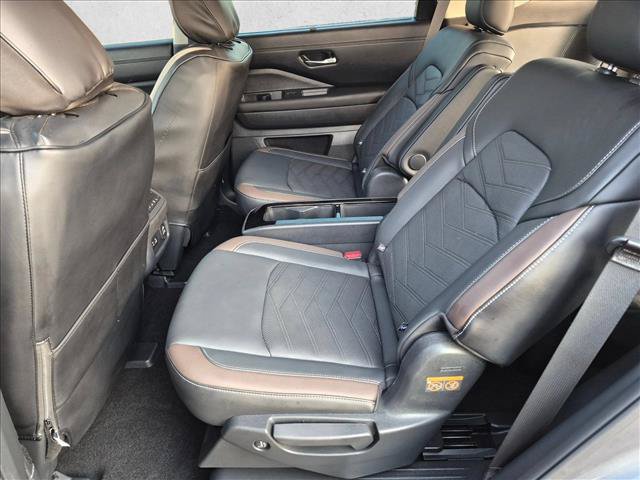 Used 2025 Nissan Pathfinder Platinum AWD/4WD image 17
