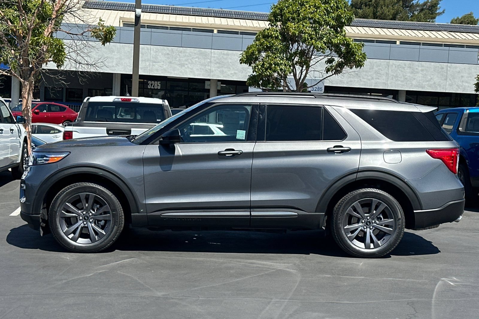 Certified 2023 Ford Explorer XLT w/ Equipment Group 202A AWD/4WD image 10
