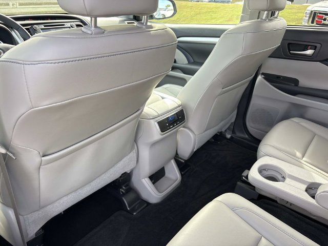 Used 2019 Toyota Highlander XLE FWD image 18