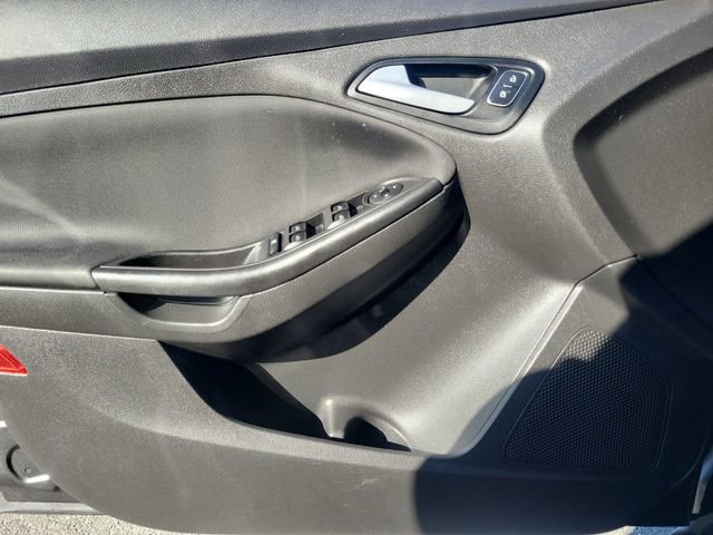 Certified 2018 Ford Focus SE w/ SE Appearance Package image 19