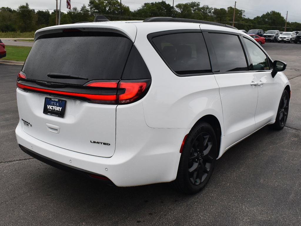 Used 2025 Chrysler Pacifica Limited FWD image 18