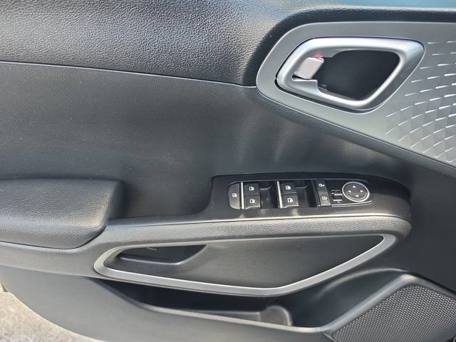 Used 2024 Kia Soul LX FWD image 17