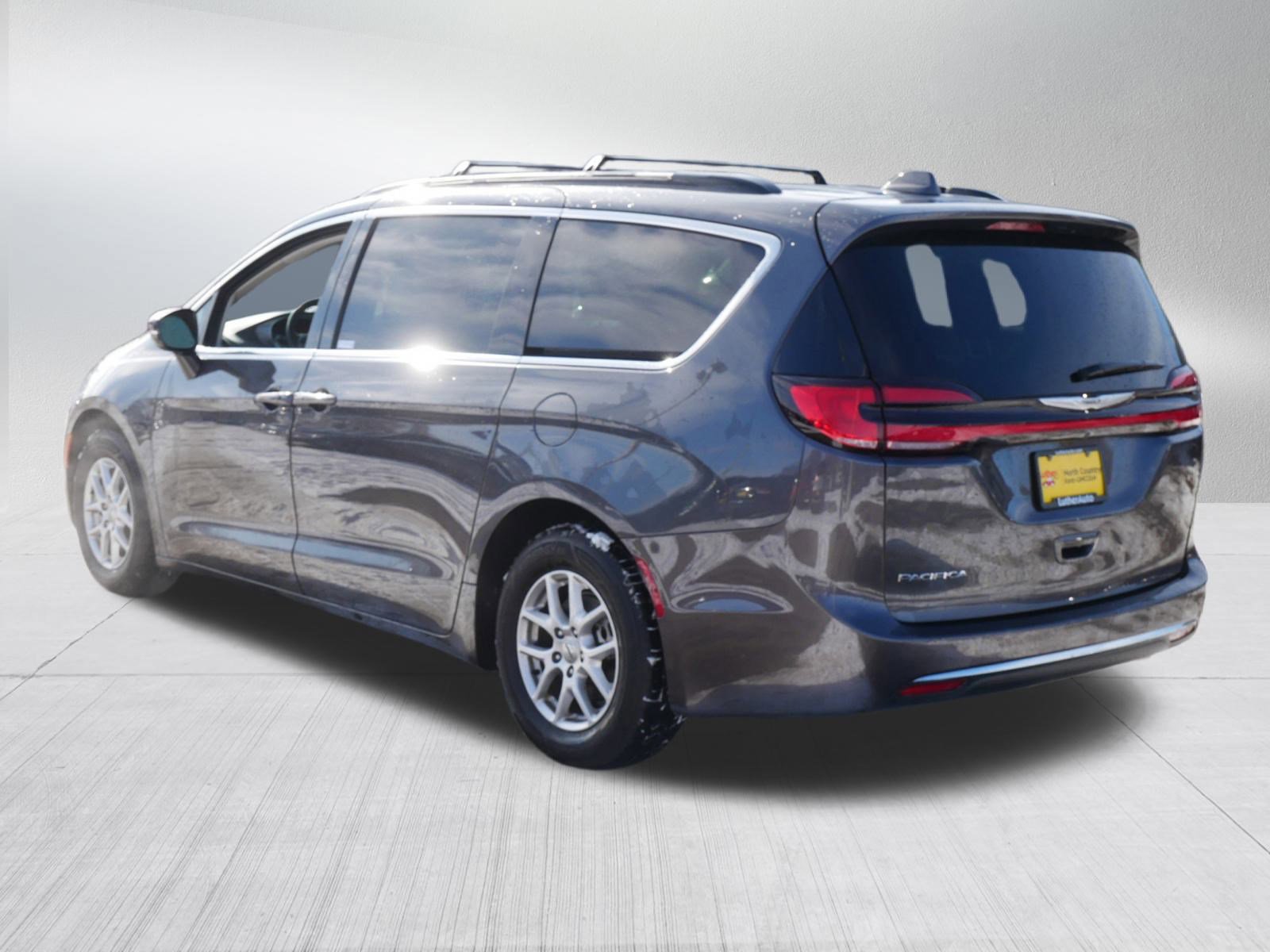 Used 2022 Chrysler Pacifica Touring-L image 3