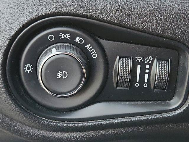 Used 2017 Jeep Renegade Latitude FWD image 15