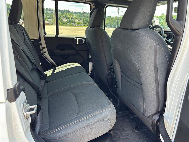 Used 2025 Jeep Wrangler Unlimited Sahara AWD/4WD image 19