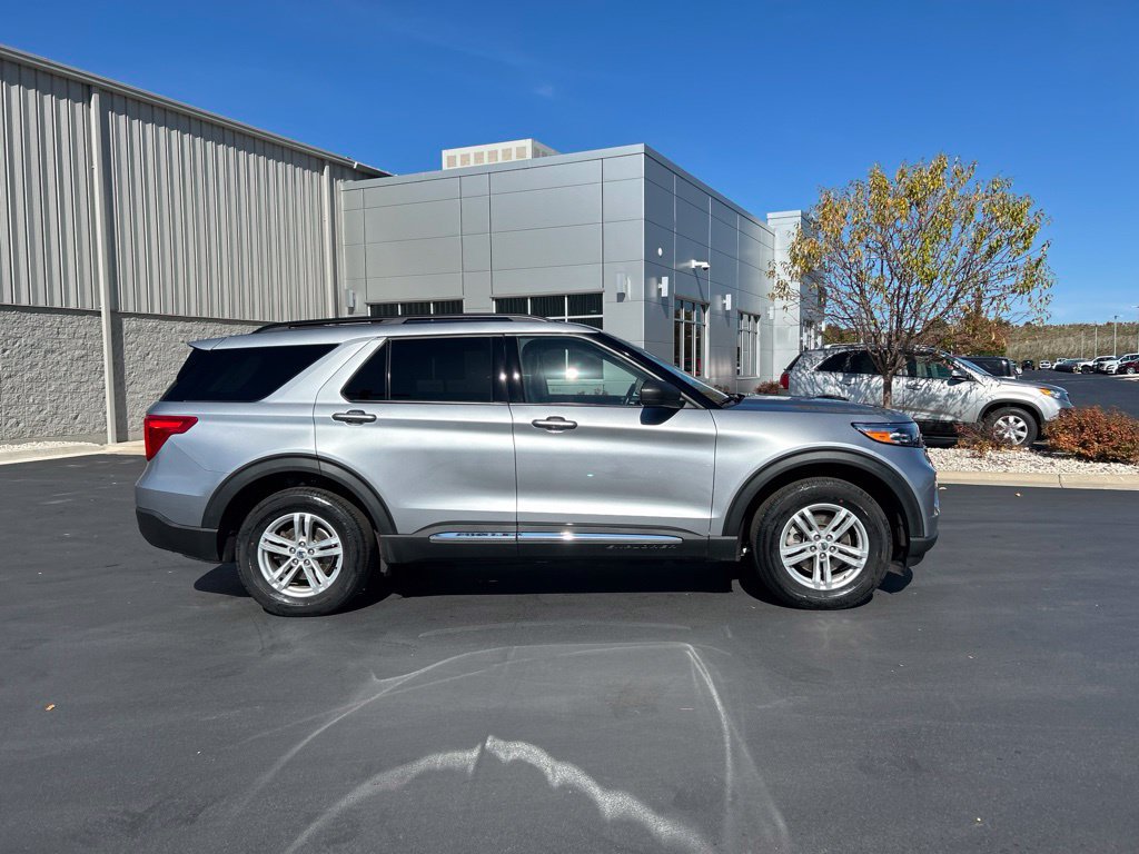 Certified 2021 Ford Explorer XLT w/ Equipment Group 202A AWD/4WD image 5