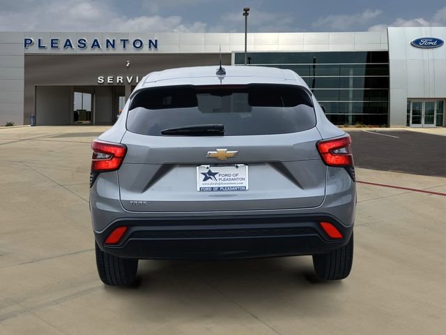 Used 2025 Chevrolet Trax LS FWD image 4